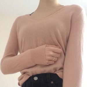 Rose cashemire V-neck sweater